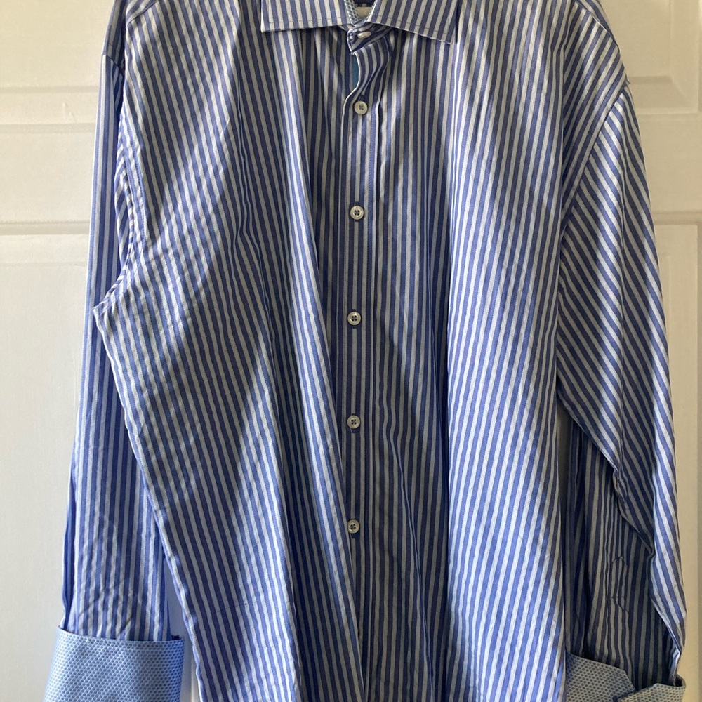 Men’s dress shirt, like new.